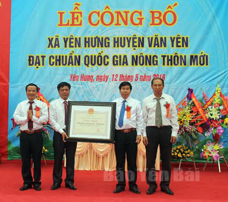 Đồng chí Hoàng Xuân Nguyên - Phó chủ tịch UBND tỉnh trao giấy chứng nhận đạt chuẩn nông thôn mới cho xã Yên Hưng.